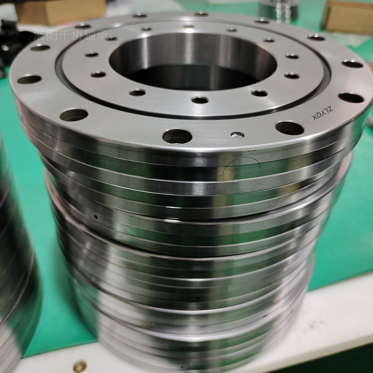 分析手工清潔交叉滾子軸承的操作及優點